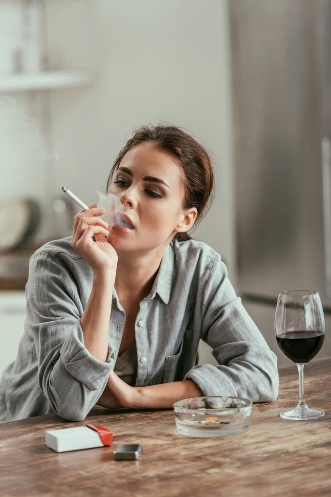HÚT THUỐC LÁ CÓ LÀM TÓC BẠC SỚM?