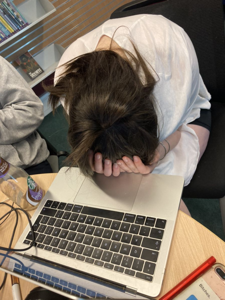 PHỤ NỮ ĐỘC THÂN STRESS TÓC 
